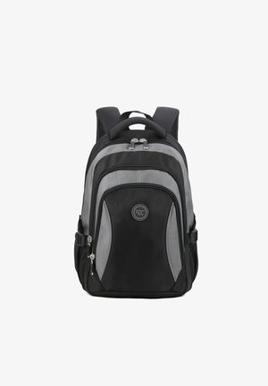 Zwarte en grijze rugzak met gewatteerde schouderbanden, gestructureerde stof, meerdere vakken, afgeronde hoeken en een rond logo aan de voorkant.
