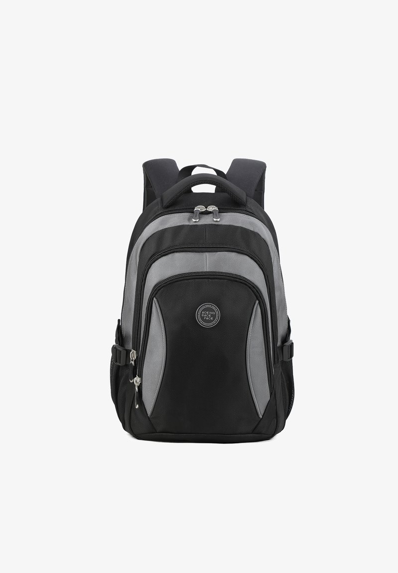 Sac à dos noir et gris avec des bretelles rembourrées, tissu texturé, plusieurs compartiments, bords arrondis et un logo circulaire à l'avant.