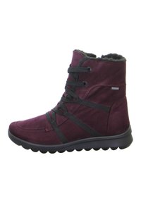 Botas de tobillo de ante burdeos con cordones negros, forro acolchado y suela de goma que presenta un patrón de banda de rodadura flexible y redondeado.