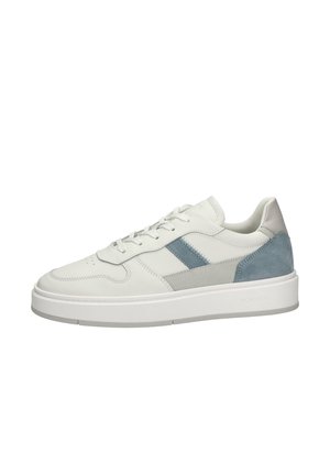 Baskets en cuir blanc avec des accents en suède bleu clair et gris, présentant un design à lacets, un bout arrondi et une épaisse semelle en caoutchouc blanc.
