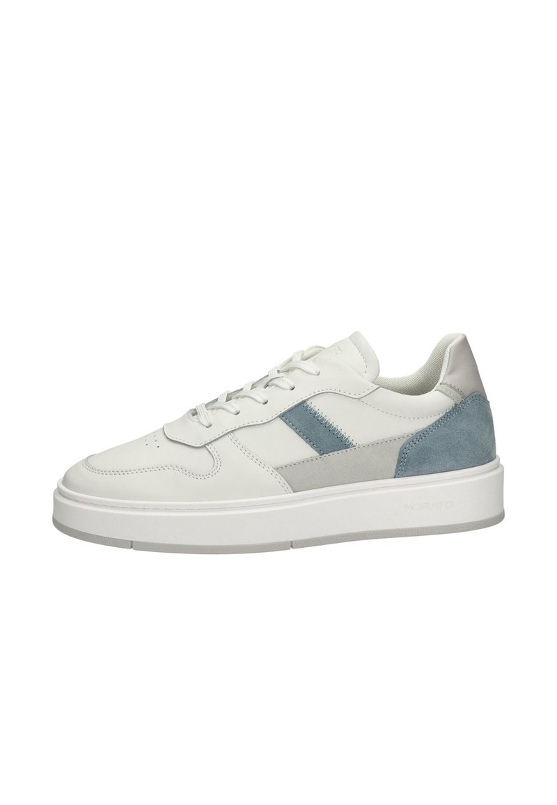 Baskets en cuir blanc avec des accents en suède bleu clair et gris, présentant un design à lacets, un bout arrondi et une épaisse semelle en caoutchouc blanc.