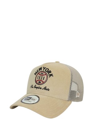 Gorra beige con frente de pana, parte posterior de malla, presenta "NUEVA YORK" y un gráfico de béisbol, "Est. 1920", correa ajustable y etiqueta de la marca.