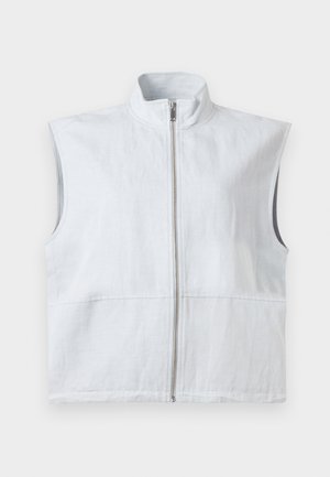 Witte mouwloze bodywarmer met hoge kraag en zilveren ritssluiting aan de voorkant, gemaakt van lichtgewicht stof, getoond op een effen lichte achtergrond.