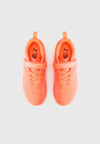 Πορτοκαλί αθλητικά παπούτσια με υφή στο συνθετικό επάνω μέρος, διαθέτουν λουράκι με βέλκρο, κορδόνια και λεπτομέρεια λογότυπου στην εσωτερική σόλα, σχεδιασμένα για άνεση.