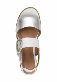 Sandal in pelle bianca con una cinturino metallico argento e fibbia rotonda argentata, dotata di una morbida soletta beige e design aperto sulla punta.