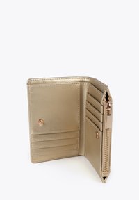 Guldmetallplånbok med en slät yta, som har flera kortfack, ett dragkedjefack och en tryckknappslås.