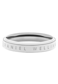 Anello in metallo color argento con una finitura liscia e lucida. Presenta il testo inciso "DANIEL WELLING" lungo la banda. Design rotondo e minimalista.
