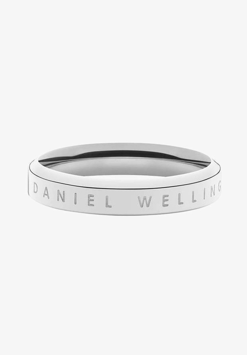 Srebrzysty metalowy pierścionek z gładkim, polerowanym wykończeniem. Posiada grawerowany napis "DANIEL WELLING" wzdłuż obrączki. Okrągły, minimalistyczny design.