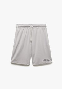 Pantalones cortos deportivos de color gris claro, hechos de tejido transpirable, con una cintura elástica y cordón, y el texto "DISFRUTA GRANDES MOMENTOS" en el dobladillo.