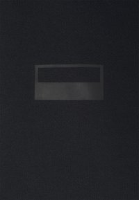 Μαύρο ύφασμα με ομαλή, πλεκτή υφή που διαθέτει ένα ορθογώνιο ματ μαύρο αξεσουάρ στο κέντρο της επιφάνειάς του.