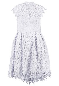 Vaaleanliila mekko, jossa on kukkakuvioinen pitsi, lyhyet hihat, korkea kaula-aukko ja hulmuava hame, jossa on aaltoileva helma.