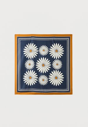 Kwadratowa chusta z granatowym środkiem, dziewięć białych stokrotek z pomarańczowymi środkami, białym kropkowanym obramowaniem i musztardowożółtymi krawędziami.