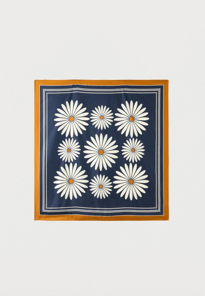Τετράγωνο μαντήλι με σκούρο μπλε κέντρο, εννέα λευκά λουλούδια μαργαρίτας με πορτοκαλί κέντρα, λευκό περίγραμμα με πουά και άκρες σε μουσταρδί κίτρινο χρώμα.
