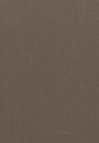 Brauner Stoff mit einer glatten, strukturierten Oberfläche, die ein schattiertes Webmuster aufweist. Die Farbe ist ein warmer, erdiger Ton.