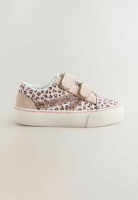 Pantof sport cu imprimeu leopard, partea superioară dintr-un material textil moale alb, accente roz deschis și detalii cu sclipici pe lateral. Are barete cu Velcro și talpă din cauciuc.