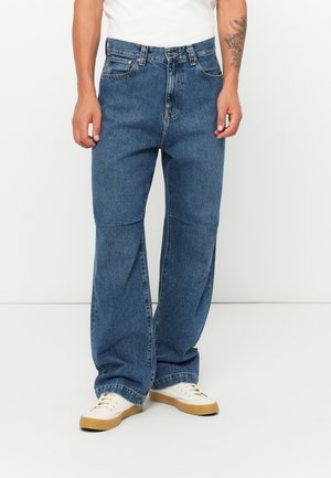 Jeans i denim med middels vask og vide ben, med klassisk fem-lommers design og kontrasterende søm. Rette front- og bakside.