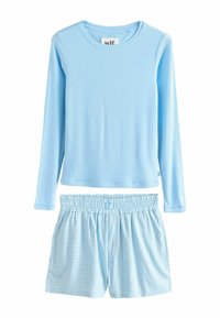 Top de manga larga azul claro con textura acanalada, combinado con pantalones cortos de cuadros azul claro con una cintura elástica.