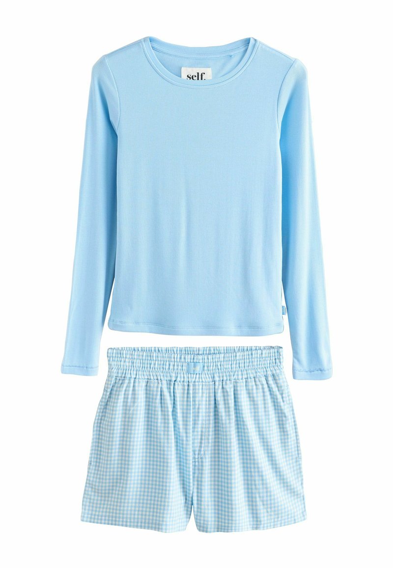 Lyseblå langærmet top med ribbet tekstur, parret med lyseblå shorts med gingham-mønster og elastisk talje.