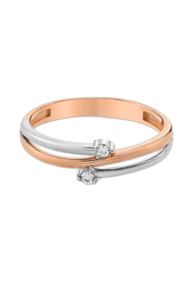 Bague en or rose et argent avec un anneau torsadé et deux petits diamants ronds à l'intersection sur fond blanc.