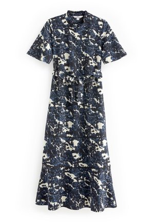 Kortærmet midikjole med blåt og sort blomstermønster, rund halsudskæring og matchende stofbælte bundet i taljen.