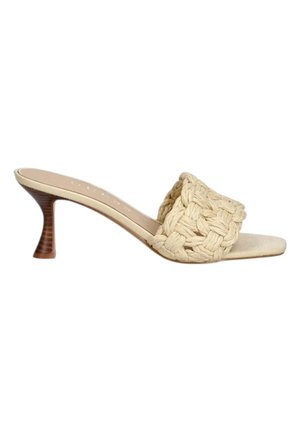 Beige muile sandaal met hak, brede gevlochten band en gebogen lage houten hak op een witte achtergrond.