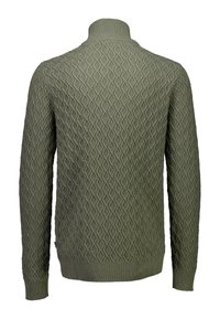 Oliwkowy sweter z strukturalnym diamentowym wzorem, wysoka szyja oraz ściągacze przy mankietach i u dołu. Dzianinowa tkanina o solidnej konstrukcji.