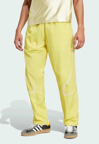 adidas Originals - ADICOLOR 2000S WOVEN TRACK LOOSE - Tracksuit bottoms - pure sulfur   powder yellow Thumbnail Image 1