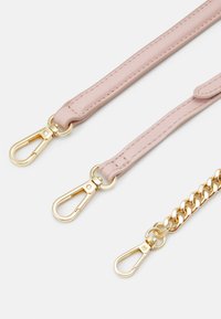 Różowy pasek ze skóry z metalowymi, złotymi klipsami i detalem w postaci łańcucha. Gładka tekstura, solidna konstrukcja oraz funkcjonalne elementy do mocowania.