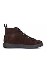 Sneakers high-top in suede marrone con lacci neri, suola in gomma nera a contrasto e un'asola sul tallone per indossarle facilmente.
