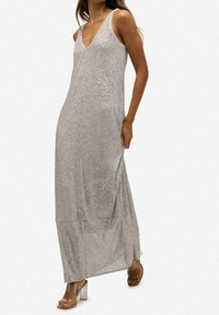Silbernes Maxikleid mit V-Ausschnitt, dünnen Trägern und einem strukturierten, schimmernden Stoff. Hat eine gerade Silhouette und Seitenschlitze für Bewegungsfreiheit.