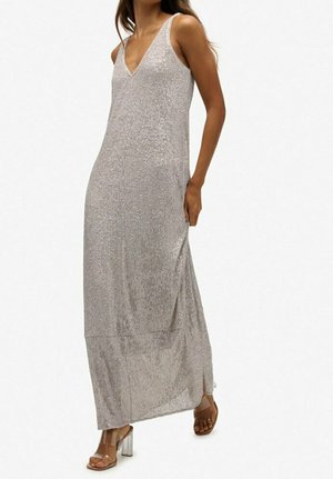 Robe maxi argentée avec un décolleté en V, des fines bretelles et un tissu texturé et scintillant. Présente une silhouette droite et des fentes sur les côtés pour faciliter le mouvement.