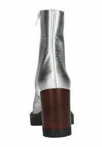 Zilveren enkellaars met een gestructureerde metallic afwerking, achterrits en een bruine houten hak. Zwarte rubberen zool voor grip.