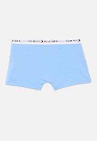 Svetlomodré dámske boxerky s bielym elastickým pásom, na ktorom sa nachádza nápis "Tommy Hilfiger" a červené, biele a modré logové akcenty.