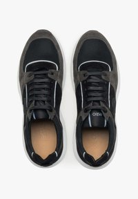 Czarno-szare sneakersy z siateczkowymi i zamszowymi detalami, zawiązywane, z białymi akcentami i jasną podeszwą z teksturowaną wkładką.