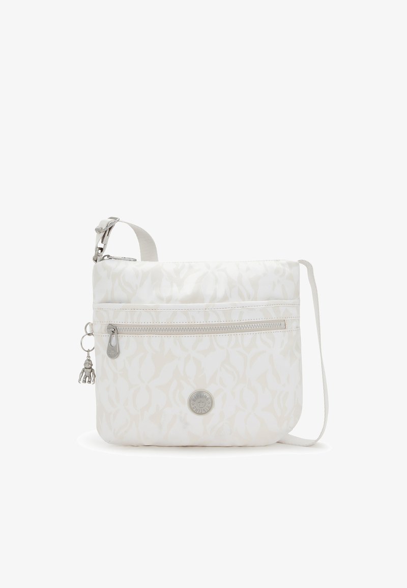 Borsa a spalla bianca con motivo floreale sottile, materiale in tessuto, hardware argentato, tracolla regolabile e tasca frontale con zip e dettaglio a charm.