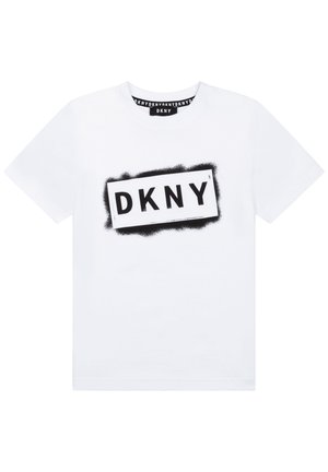 Witte T-shirt met korte mouwen met zwart DKNY-logo in een rechthoekig ontwerp en zwarte tekst gedrukt aan de binnenkant van de kraag.