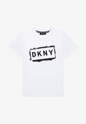 Biały t-shirt z krótkim rękawem z czarnym logo DKNY w prostokątnym wzorze i czarnym tekstem nadrukowanym wewnątrz kołnierza.