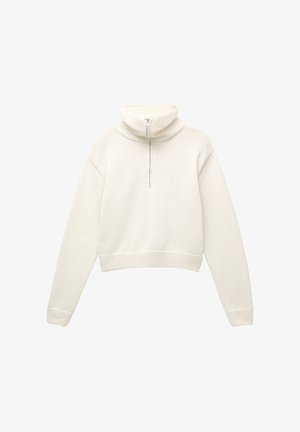 Biały skrócony pulower z wysokim kołnierzem, z półzamkiem z przodu, o prążkowanej teksturze i długich rękawach. Miękki dzianinowy materiał.