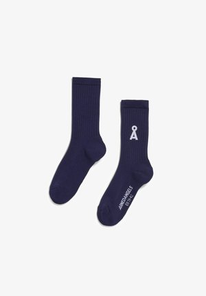 Marineblaue, gerippte Socken aus weichem Stoff; mit einem weißen Logo an der Seite und einem Größenetikett am Zehenbereich.
