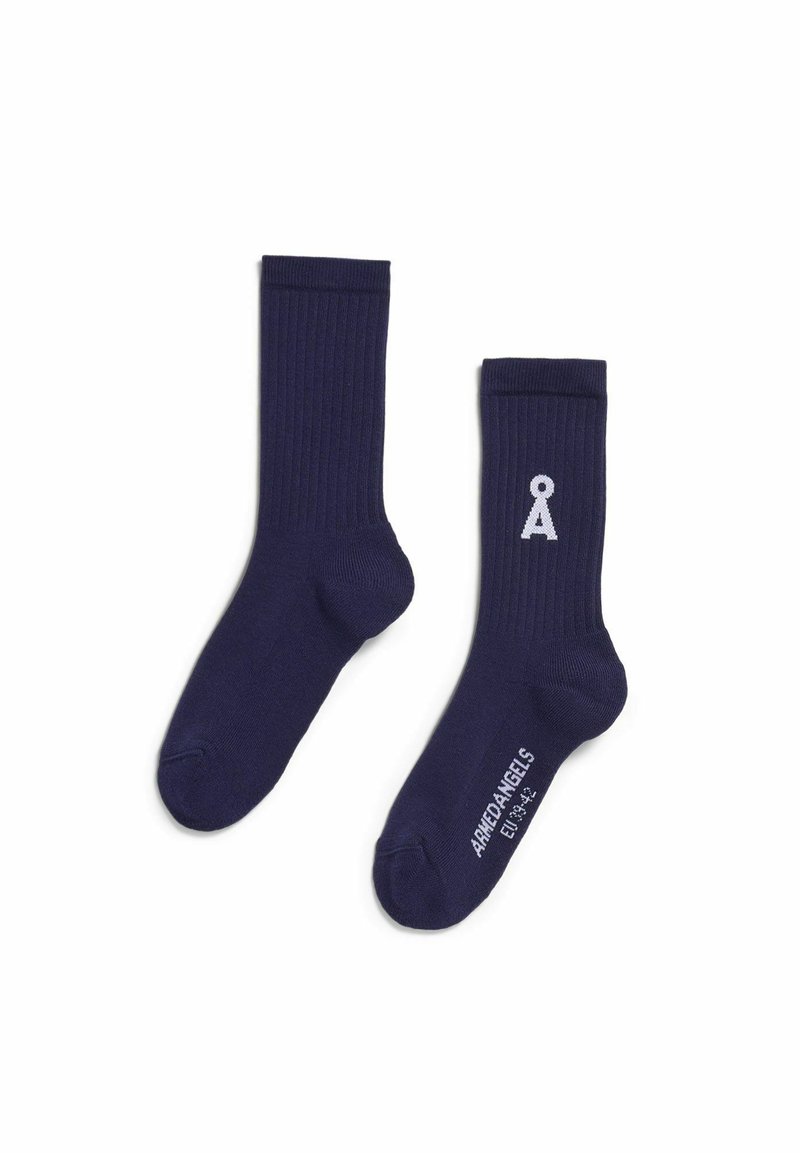 Marineblaue, gerippte Socken aus weichem Stoff; mit einem weißen Logo an der Seite und einem Größenetikett am Zehenbereich.