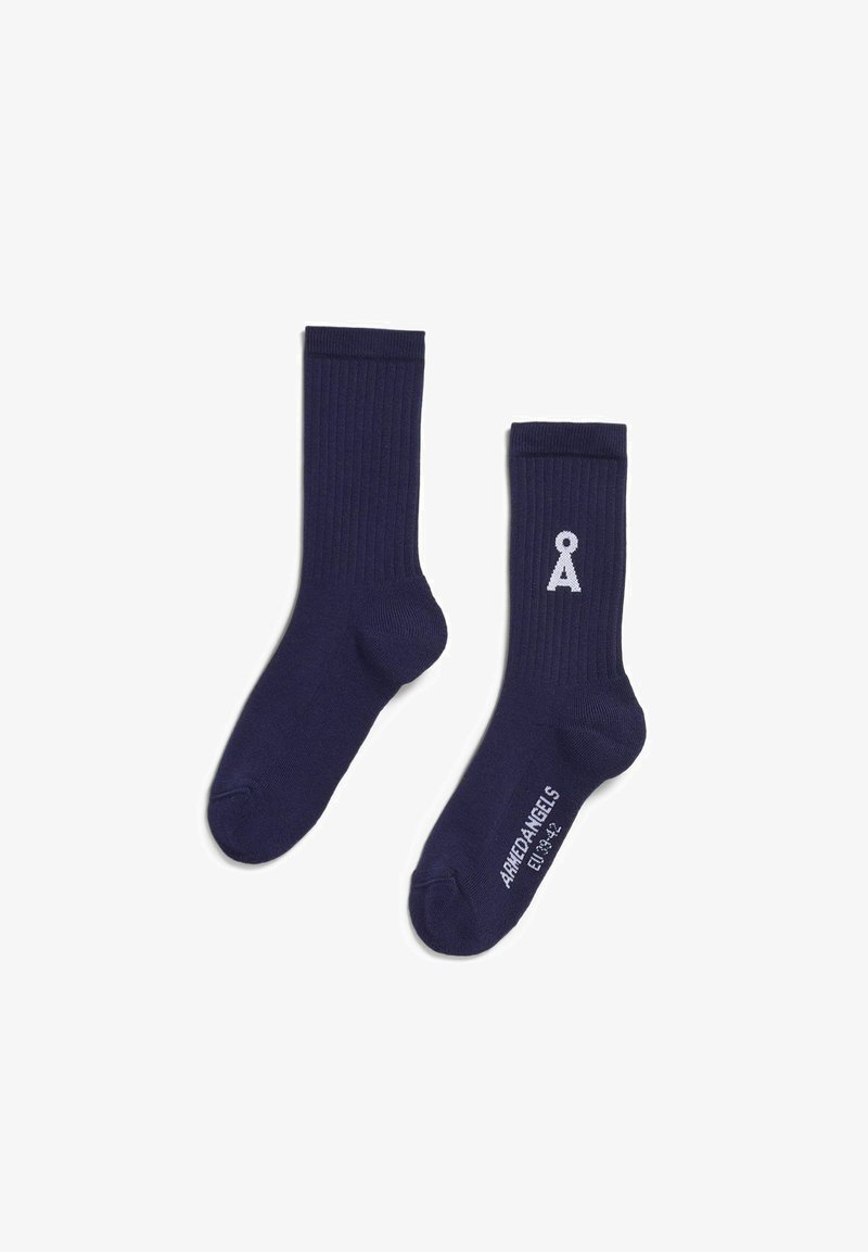 Marineblaue, gerippte Socken aus weichem Stoff; mit einem weißen Logo an der Seite und einem Größenetikett am Zehenbereich.