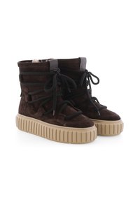 Braune Wildleder-High-Top-Sneaker mit dicken, cremefarbenen Gummisohlen, ausgestattet mit dicken dunklen Schnürsenkeln und einer strukturierten Oberfläche.