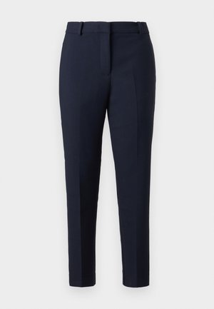 Pantaloni tailored blu navy con davanti piatto, passanti per cintura, due tasche laterali e vestibilità slim. Realizzati in un tessuto liscio e intrecciato.