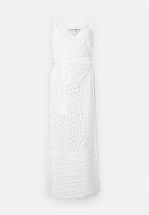 Hvid omslagskjole med et tekstureret design, der har tynde stropper og et bælte. Stofmet har intrikate udskårne mønstre og en lang silhuet.