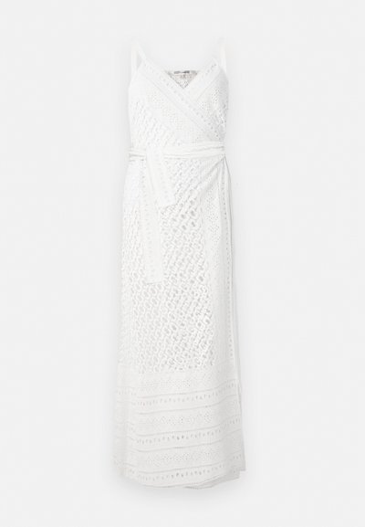 Vestido branco envolvente com um design texturizado, apresentando alças finas e um cinto. O tecido possui padrões recortados intrincados e uma silhueta longa.