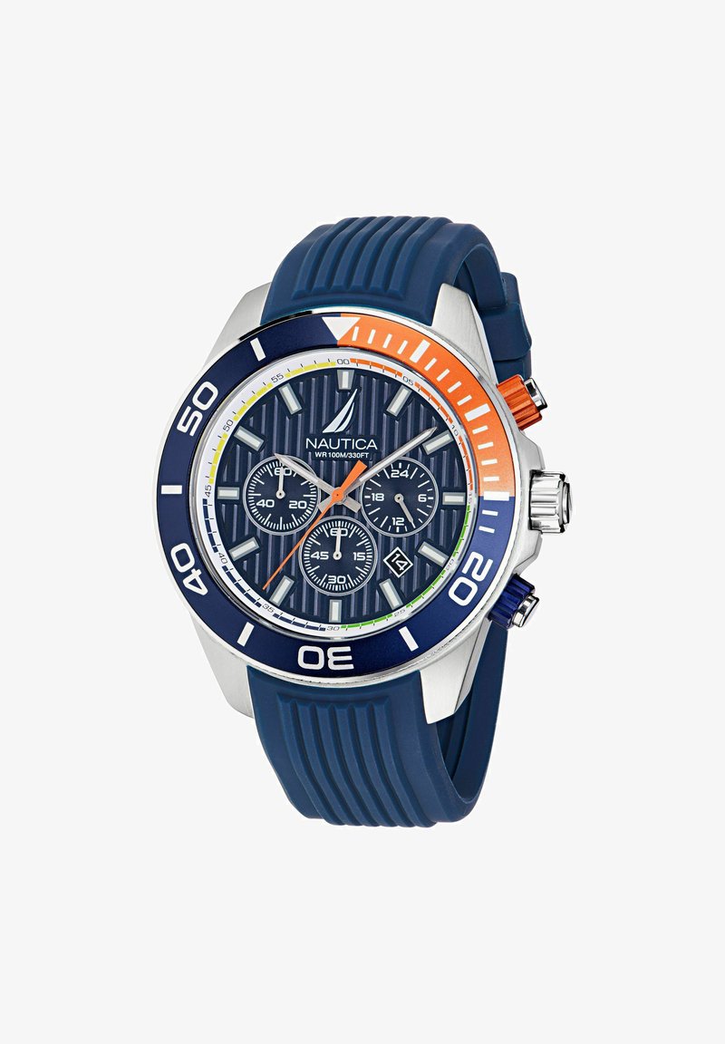 Reloj Nautica con correa de goma azul, caja metálica plateada y esfera multifuncional azul con acentos en blanco, naranja y verde. Resistente al agua.