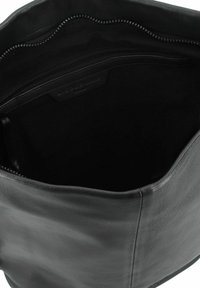 Czarna skórzana torba o gładkiej teksturze, z otwartym wierzchem i zapinaną na zamek wewnętrzną kieszenią. Minimalistyczny design bez widocznych elementów metalowych czy wzorów.