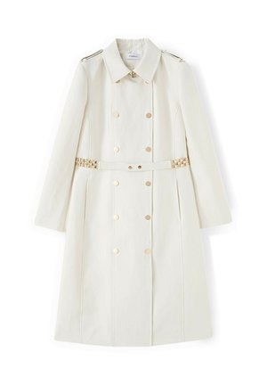 Kremowy, długi trencz z podwójnym rzędem złotych guzików, pasem w tym samym kolorze ozdobionym złotym łańcuszkiem oraz pagonami na ramionach.