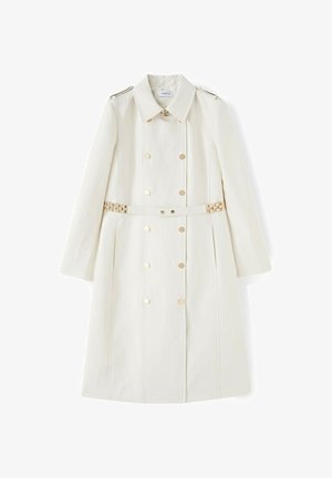 Cremefarbener langer Trenchcoat mit goldfarbenen, doppelt geknöpften Knöpfen, passendem Gürtel mit goldenen Kettendetails und Schulterepauletten.