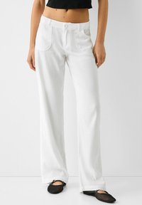 Bershka Tygbyxor - white